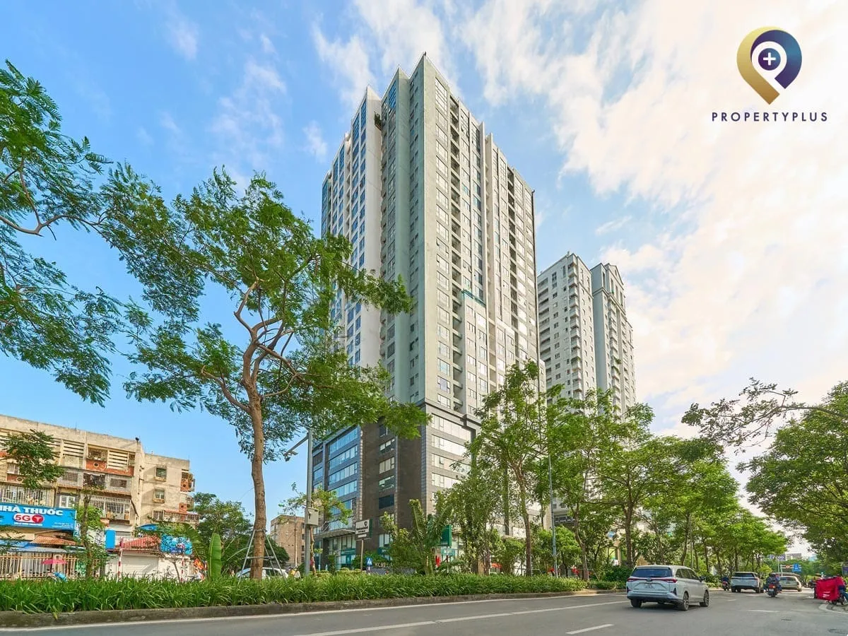 Toàn cảnh tòa nhà Petrowaco 97-99 Láng Hạ nổi bật giữa khu vực trung tâm.